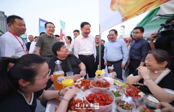 黄晓武调研蚌埠市第二届龙虾啤酒嗨玩节举办情况